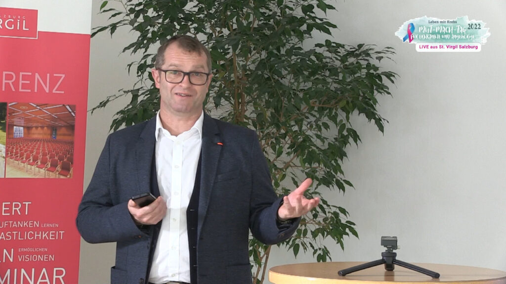 Primar Dr. Manfred Webersberger bei seinem Vortrag „Nebenwirkungen der Krebstherapie- und Behandlungen“ im Rahmen des Hilfe Leben Mut-Mach-Tags 2022 Primar Dr. Manfred Webersberger bei seinem Vortrag „Nebenwirkungen der Krebstherapie- und Behandlungen“ im Rahmen des Hilfe Leben Mut-Mach-Tags 2022